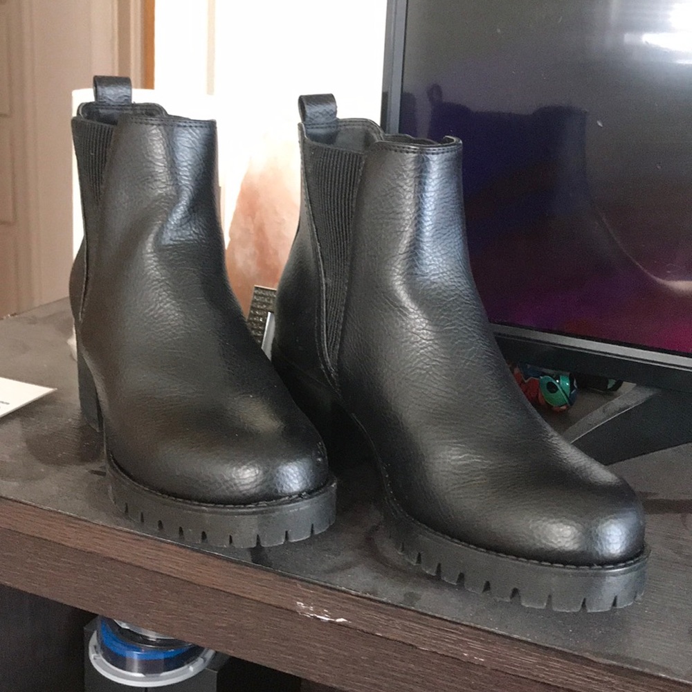 Mia boots size 7. Worn once.